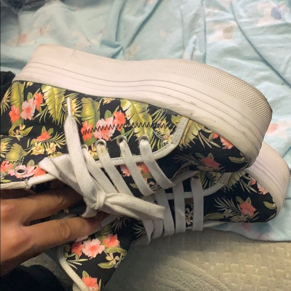 Shoes - Picture 6 of 7